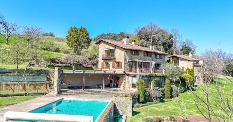 Masia a la Garrotxa amb vistes als Pirineus