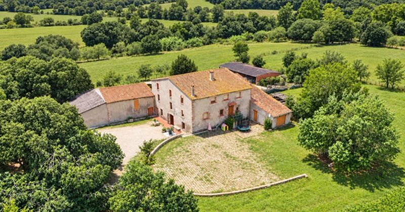 Masia al Montseny amb terreny agrícola