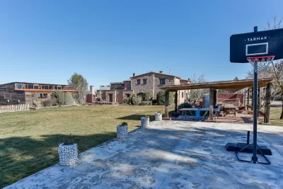 Masia reformada amb quatre apartaments a Rajadell