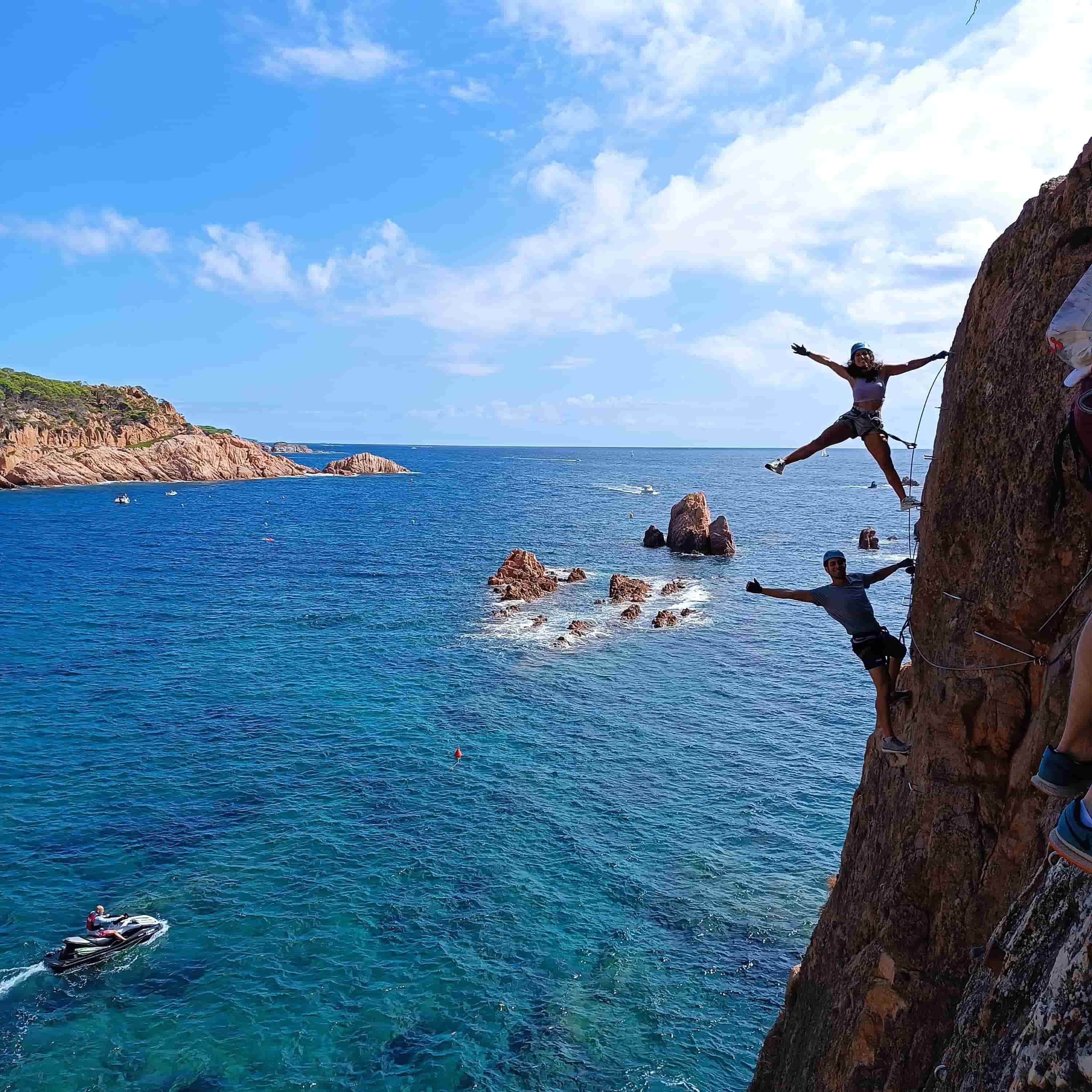 Via ferrada de la Cala del Molí, entre el mar i la roca