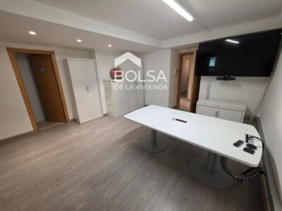 Despatx equipat de 65 m² al passeig Pere III de Manresa — ref. 2388
