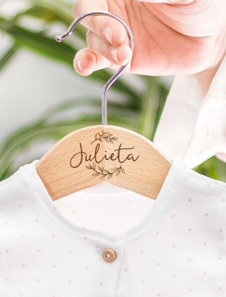 Penjador infantil Floral personalitzat en fusta de faig
